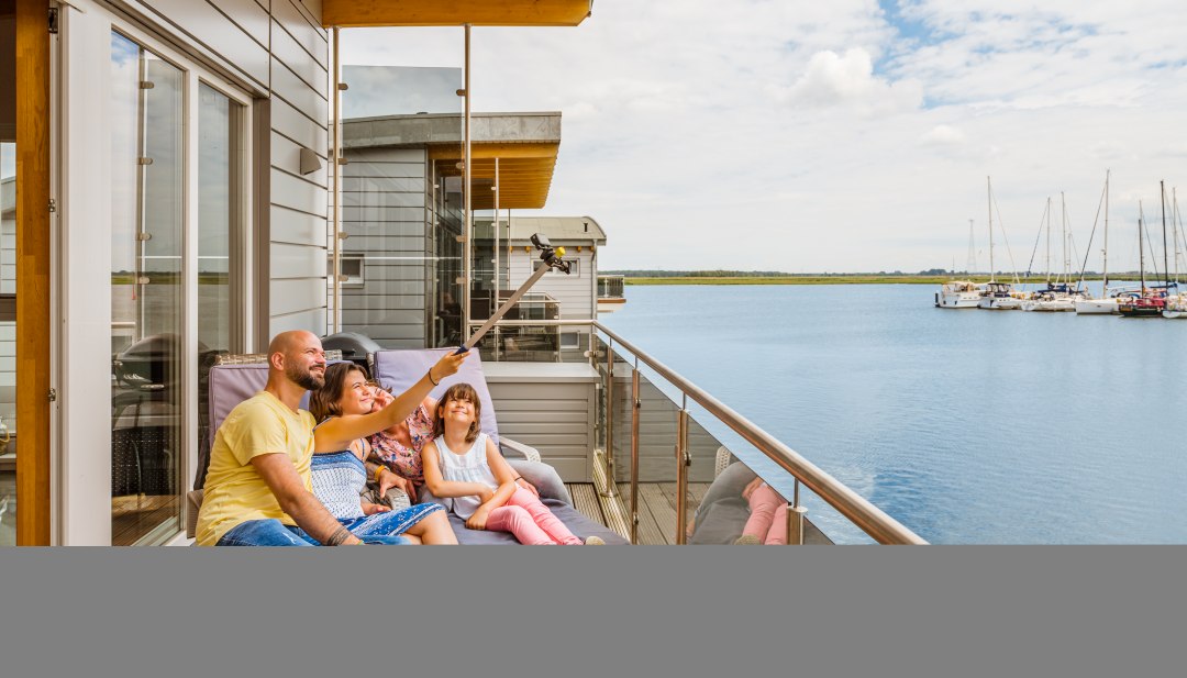 Erst mal ein Selfie! Der Tag beginnt auf dem Balkon des schwimmenden Ferienhauses im Baltic Sea Resort in Kr&ouml;slin., &copy; TMV/Tiemann