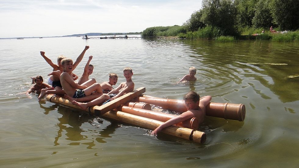 Floßbau mit Seeerprobung und baden im Kummerower See // © Kinder- und Jugendhotel Verchen Floßbau mit Seeerprobung und baden im Kummerower See // © Kinder- und Jugendhotel Verchen