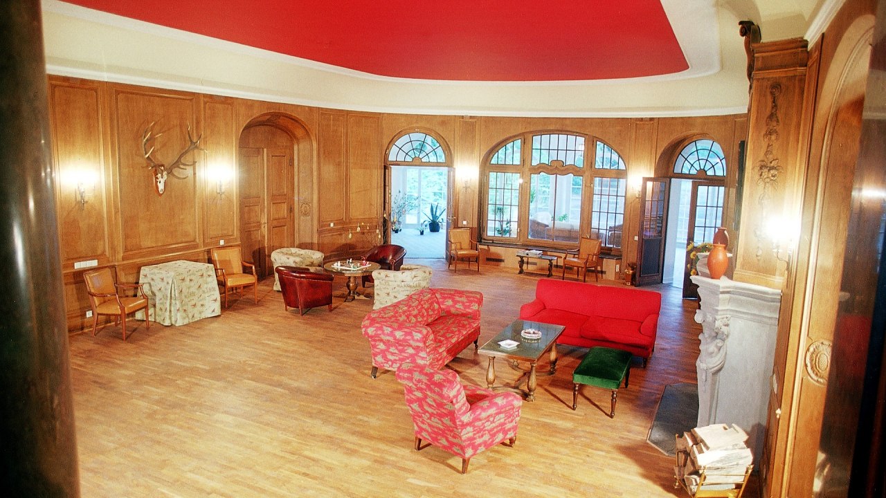 Gro&szlig;z&uuml;gige Halle mit Kamin // &copy; Jagdschloss Bellin