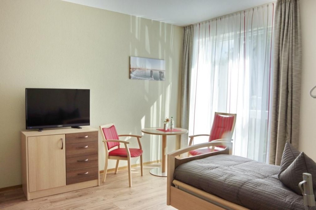 Wohnliches Zimmer im Pflegehotel, &copy; Wohlfahrtseinrichtung der Hansestadt Stralsund gGmbH