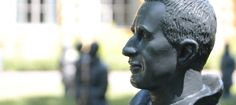 Die  Berliner Bronzefigur des sitzenden Dichters, Schriftstellers, B&uuml;hnenautors und Theaterleiters Bertolt Brecht (1898-1956) // &copy; Birgit B&ouml;llinger auf Pixabay