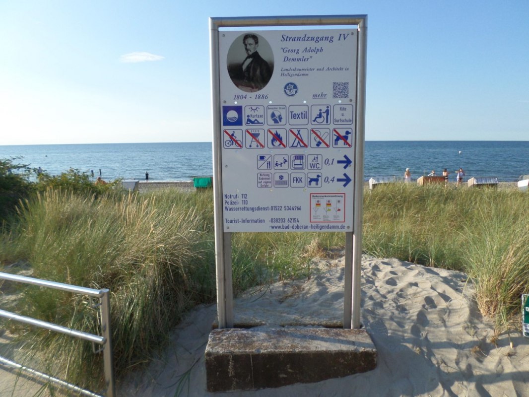 Willkommen am Strandzugang IV &bdquo;Georg Adolph Demmler&ldquo; in Heiligendamm &ndash; direkter Zugang zum feinsandigen Ostseestrand mit Blick aufs weite Meer und klarer Beschilderung f&uuml;r ein entspanntes Stranderlebnis. // &copy; Tourist-Information Bad Doberan-Heiligendamm/B&ouml;nner