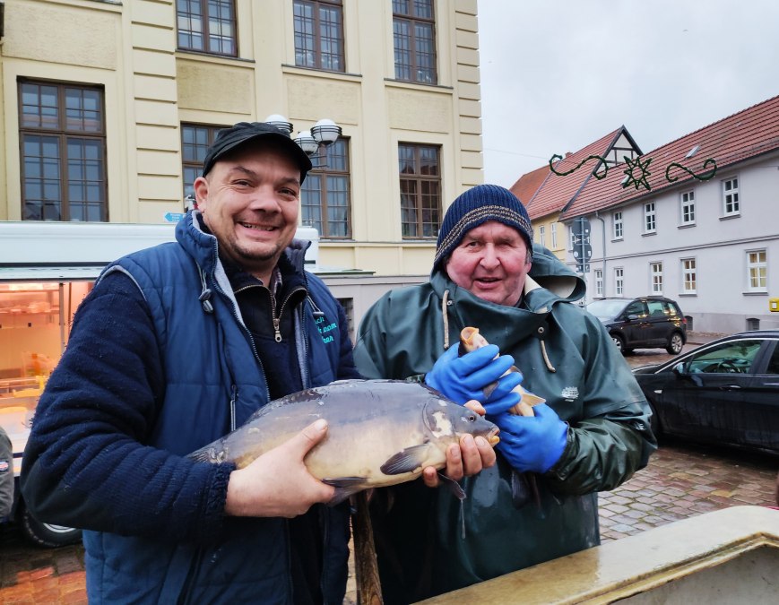 Verkauf von Silvesterkarpfen auf dem Teterower Marktplatz, © Jana Koch