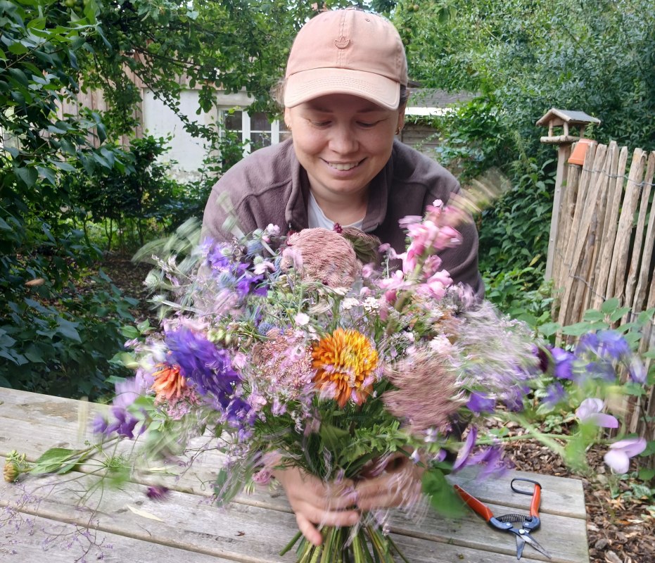 Leonie Korbach demonstriert das Binden eines Blumenstraußes // © Angela Pfennig Leonie Korbach demonstriert das Binden eines Blumenstraußes // © Angela Pfennig