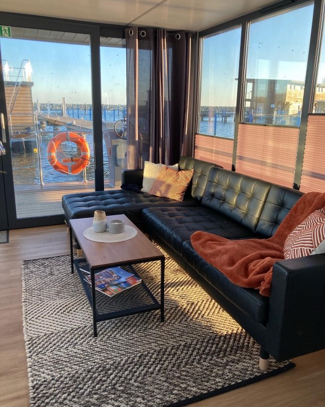 Ontspannen op zee op een woonboot // &copy; FjordLink