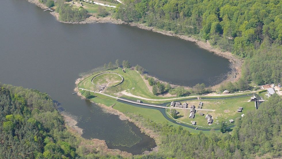 Das Freilichtmuseum Gro&szlig; Raden Luftbild Gesamtkomplex // &copy; Landesamt f&uuml;r Kultur und Denkmalpflege Mecklenburg-Vorpommern, Landesarch&auml;ologie