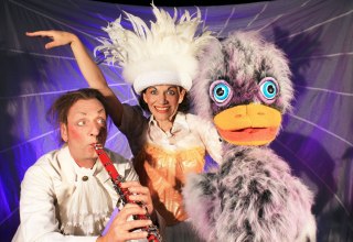 zwei Puppenspieler mti einer gro&szlig;en Ente im Kost&uuml;m // &copy; Theater Phoebus