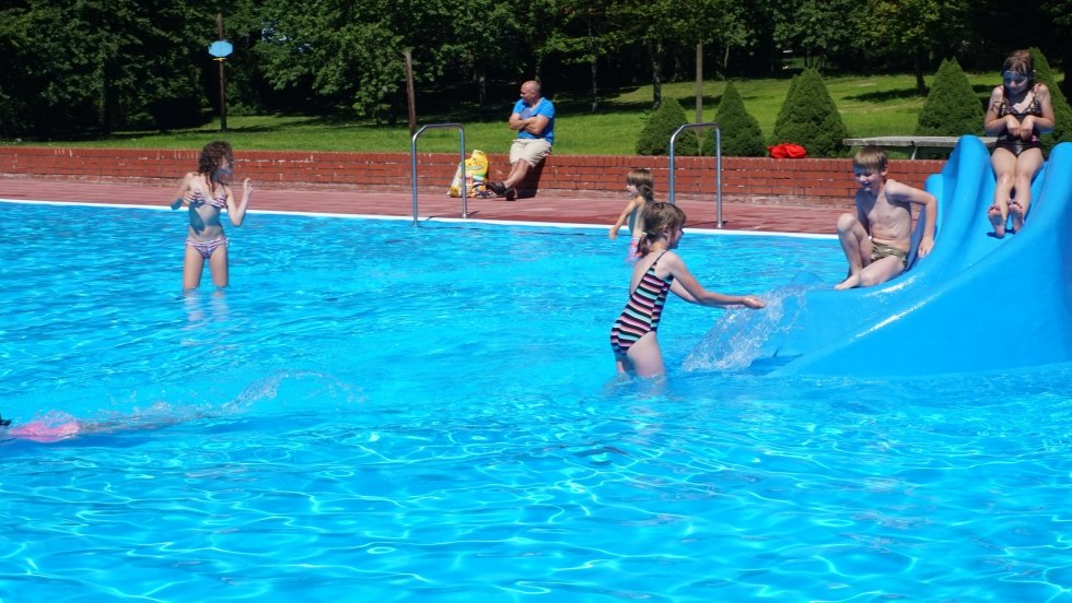 Zwembad Kirch Baggendorf met 50 meter baan, grote speeltuin en sportfaciliteiten // © Amt Recknitz-Trebeltal Zwembad Kirch Baggendorf met 50 meter baan, grote speeltuin en sportfaciliteiten // © Amt Recknitz-Trebeltal