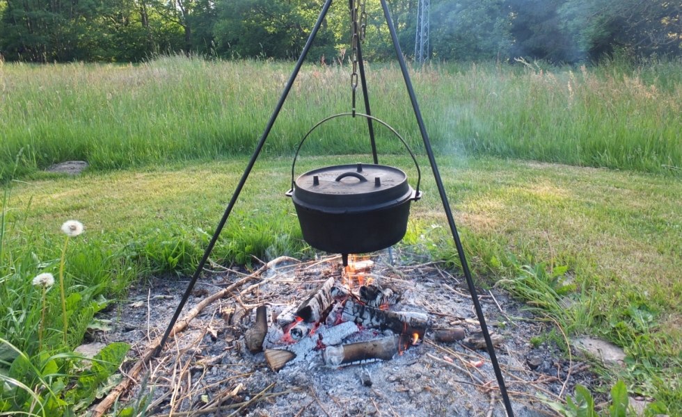 Koken boven open vuur - buiten koken op sintels, op een plank, in een Dutch oven, in een percolator, enz. // © Martin Hagemann Koken boven open vuur - buiten koken op sintels, op een plank, in een Dutch oven, in een percolator, enz. // © Martin Hagemann