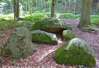 enkele van de stenen van het "graf van de hertog" die vandaag de dag nog bewaard zijn gebleven // © Archäo Tour Rügen enkele van de stenen van het "graf van de hertog" die vandaag de dag nog bewaard zijn gebleven // © Archäo Tour Rügen