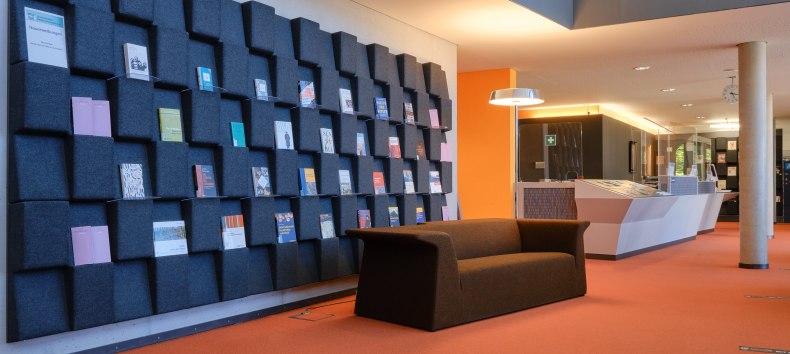 Wand met nieuwe aanwinsten in de foyer // &copy; Landesbibliothek Mecklenburg-Vorpommern G&uuml;nther Uecker (V. Ruppel)