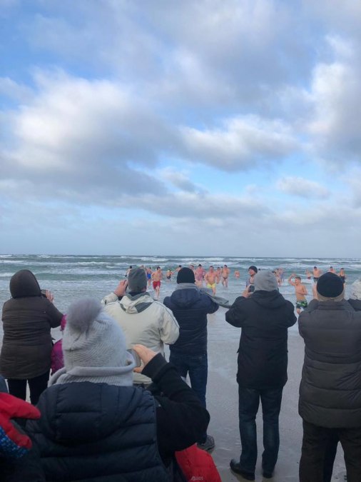 Neujahrsanbaden mit Lagerfeuer, © 49085631_2212739108765883_4481446233302368256_n.jpg