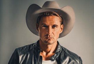 Singer-Songwriter und Schauspieler Bastian Semm wird am 13. Dezember ein Konzert mit weihnachtlichen Countryliedern im Biergarten des Restaurants "Zum Störti" in Ralswiek geben., © EMPIRE AGENCY