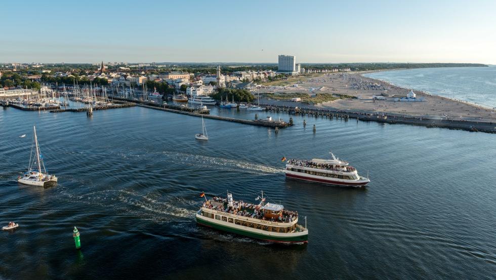Ostsee vor Warnem&uuml;nde mit Blick auf den Strand und Hotel NEPTUN, &copy; Hotel NEPTUN
