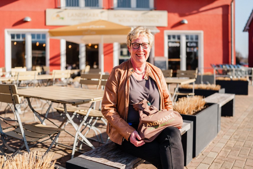Sandra Loll auf der Terrasse Ihres liebevoll geführten Landmarkt615, © Sandra Loll Sandra Loll auf der Terrasse Ihres liebevoll geführten Landmarkt615, © Sandra Loll