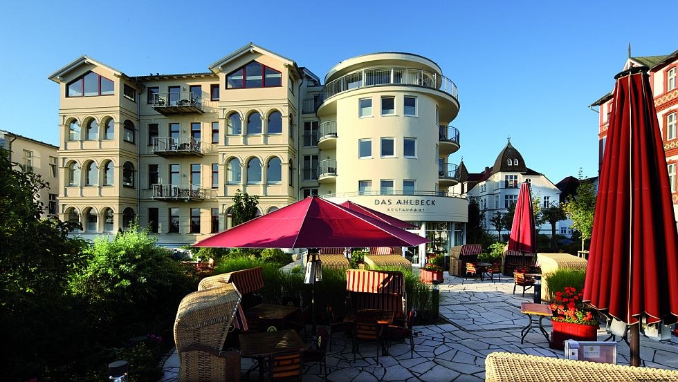 Direkt an der längsten Promenade Europas, gleich hinter Ostseedüne, liegt DAS AHLBECK HOTEL & SPA. // © www.berge.at Direkt an der längsten Promenade Europas, gleich hinter Ostseedüne, liegt DAS AHLBECK HOTEL & SPA. // © www.berge.at