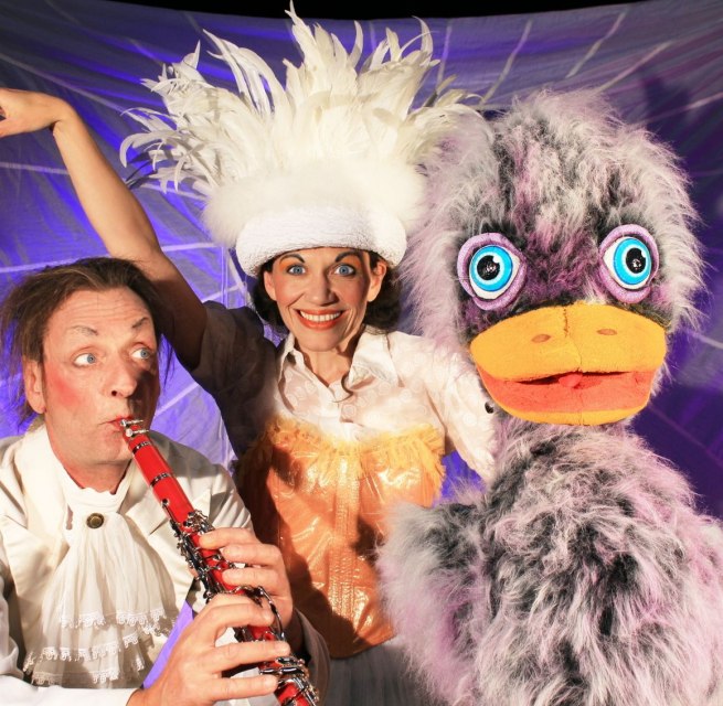 zwei Puppenspieler mti einer großen Ente im Kostüm // © Theater Phoebus zwei Puppenspieler mti einer großen Ente im Kostüm // © Theater Phoebus