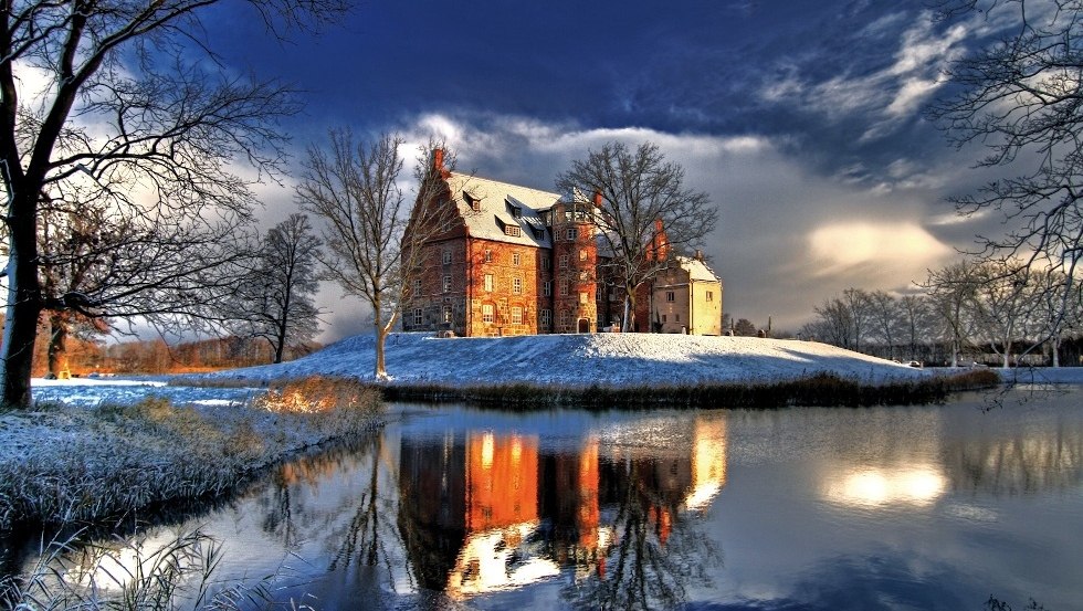 Fast wie Dornröschen im Winterschlaf - Schloss und Gut Ulrichshusen besticht im Winter genauso wie im Sommer // © MV-T/Allrich Fast wie Dornröschen im Winterschlaf - Schloss und Gut Ulrichshusen besticht im Winter genauso wie im Sommer // © MV-T/Allrich
