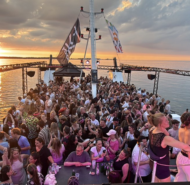 Party im Sonnenuntergang // &copy; MS KOI