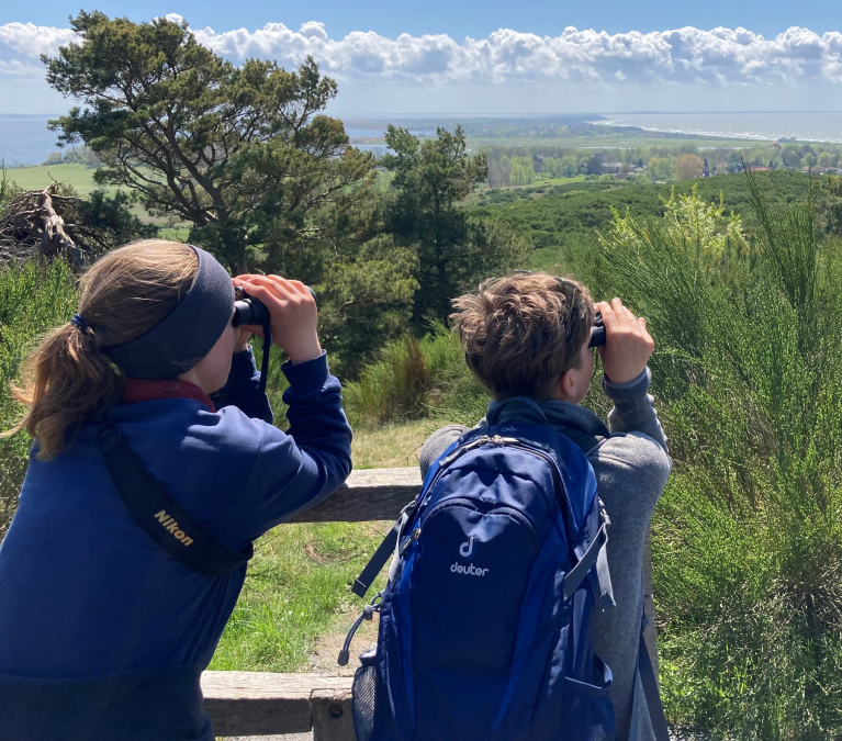 Dornbusch - Kinder mit Fernglas, © Nationalpark Vorpommern