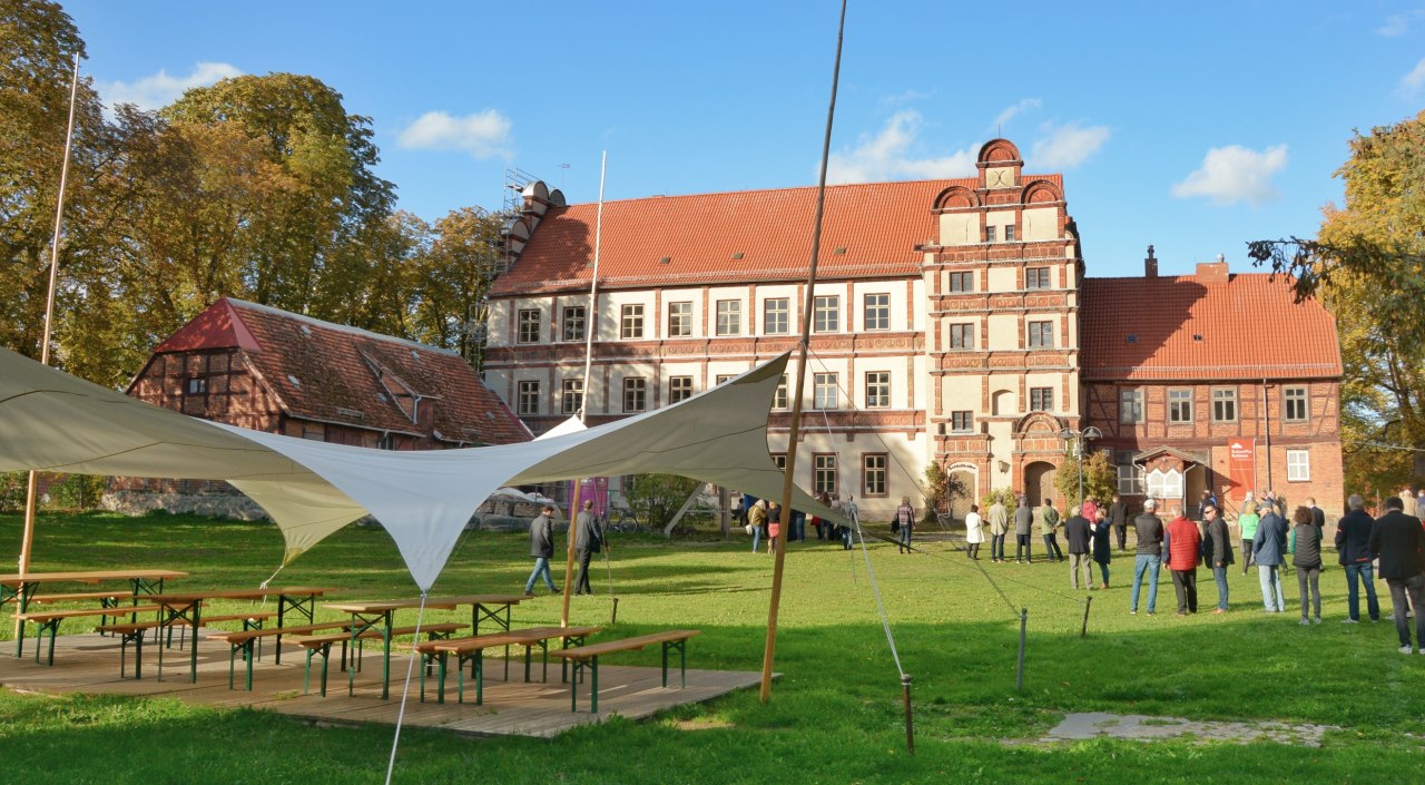 Der Innenhof des Schlosses Gadebusch bei einer Veranstaltung. // &copy; Tourismusverband Mecklenburg-Schwerin e.V.