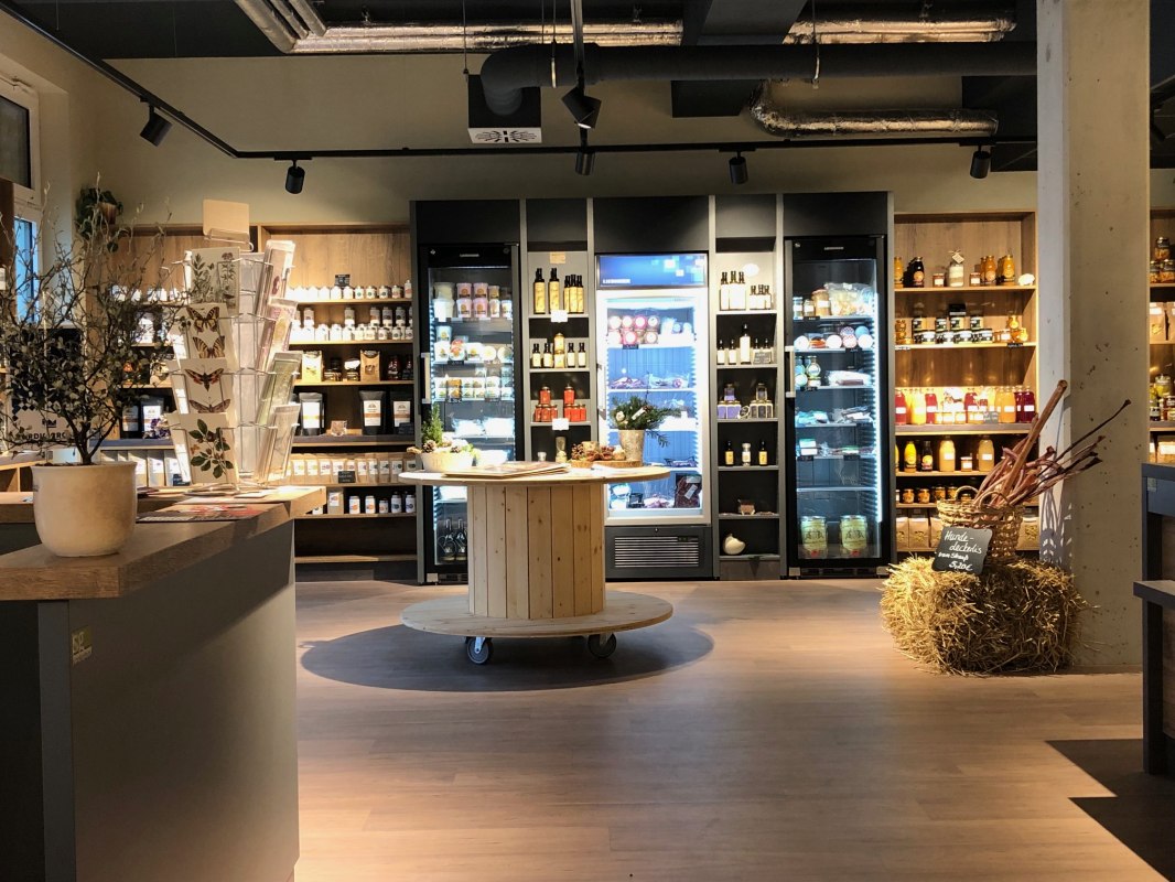 Streekwinkel met assortimentsrekken // &copy; N. Kr&uuml;ger