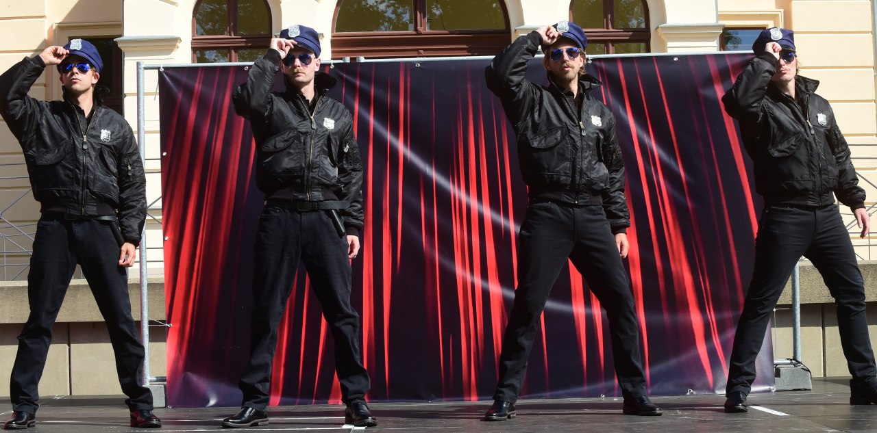 Zullen de jongens de dekens laten vallen? // &copy; Marietta Grade