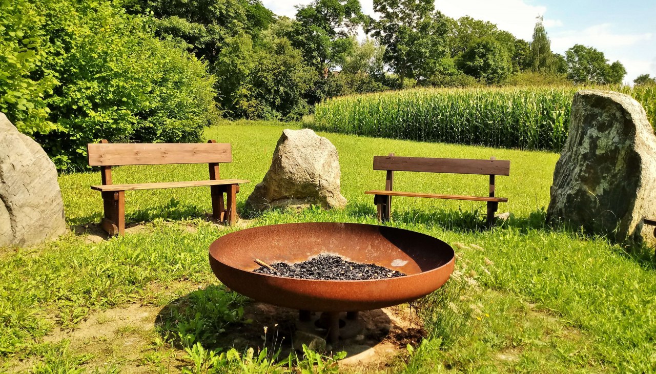 Die Feuerstelle im Findlingsgarten lädt zum Verweilen ein. Hier können Sie ein kleines Feuerchen machen, Würste grillen, oder auch einfach nur gemütlich beisammen sitzen., © Wolfgang Mamat Die Feuerstelle im Findlingsgarten lädt zum Verweilen ein. Hier können Sie ein kleines Feuerchen machen, Würste grillen, oder auch einfach nur gemütlich beisammen sitzen., © Wolfgang Mamat