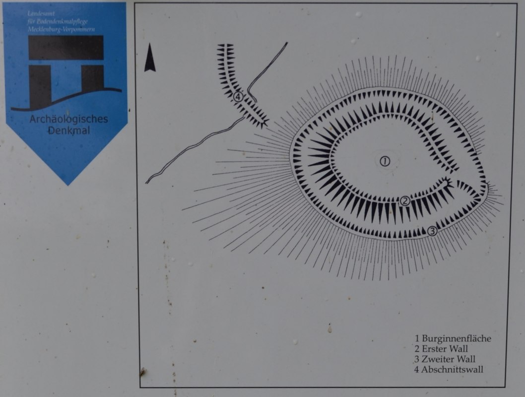 Lageskizze zur Slawenburg Pantlitz auf Infotafel vor Ort // © Lutz Werner Lageskizze zur Slawenburg Pantlitz auf Infotafel vor Ort // © Lutz Werner