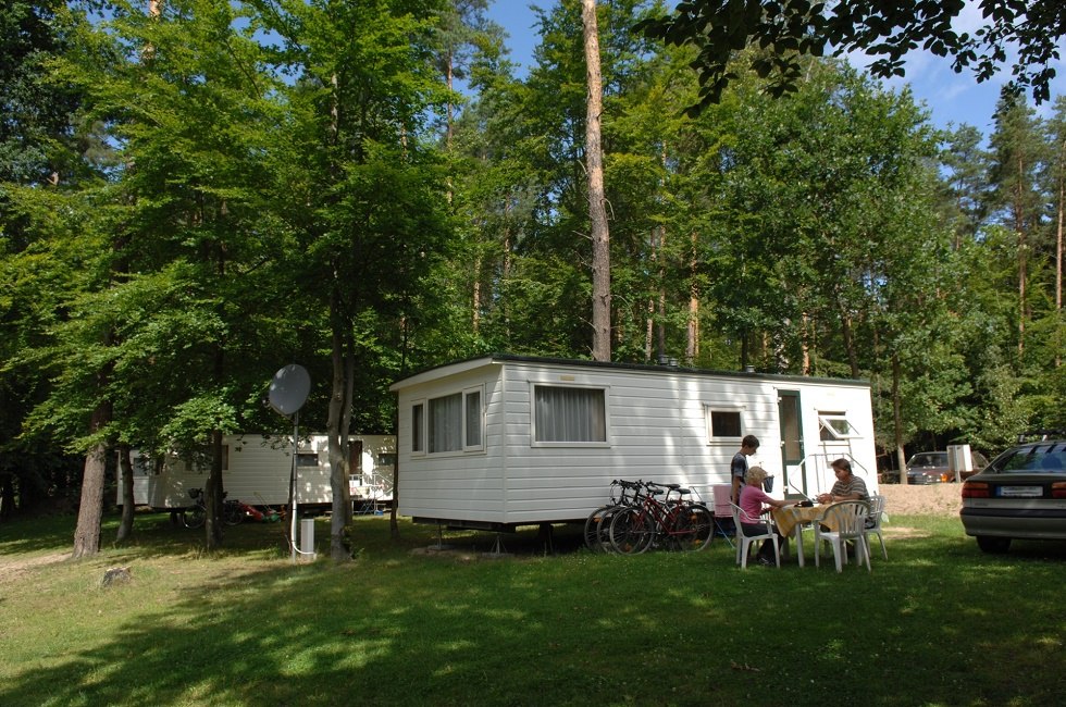 Neben Standplätzen für Wohnwagen und Wohnmobile gibt es drei Mobilheime zum Mieten. // © Haveltourist Neben Standplätzen für Wohnwagen und Wohnmobile gibt es drei Mobilheime zum Mieten. // © Haveltourist
