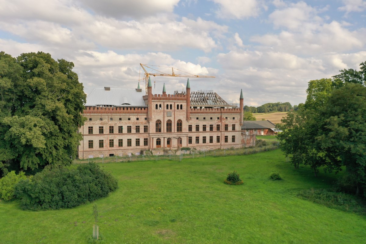 Schloss Broock von der Parkseite - mit neuen Fenstern // &copy; Schloss Broock GmbH & Co. KG / Jan Fischer