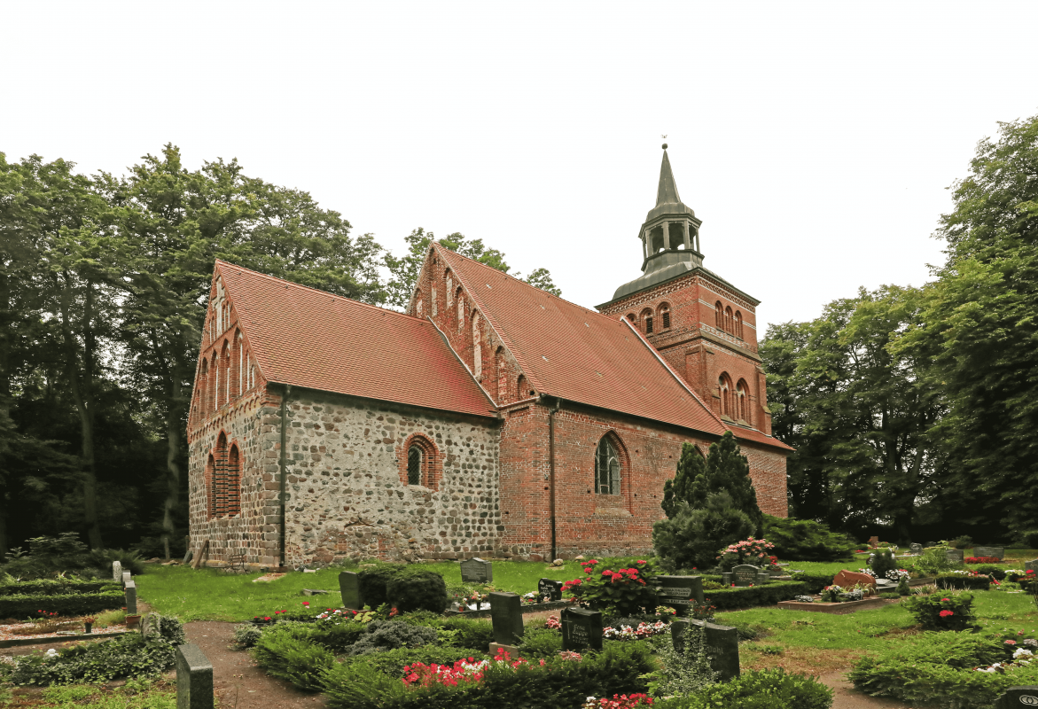 Seitenansicht der Kirche und Friedhof // © MV-T/Gohlke Seitenansicht der Kirche und Friedhof // © MV-T/Gohlke