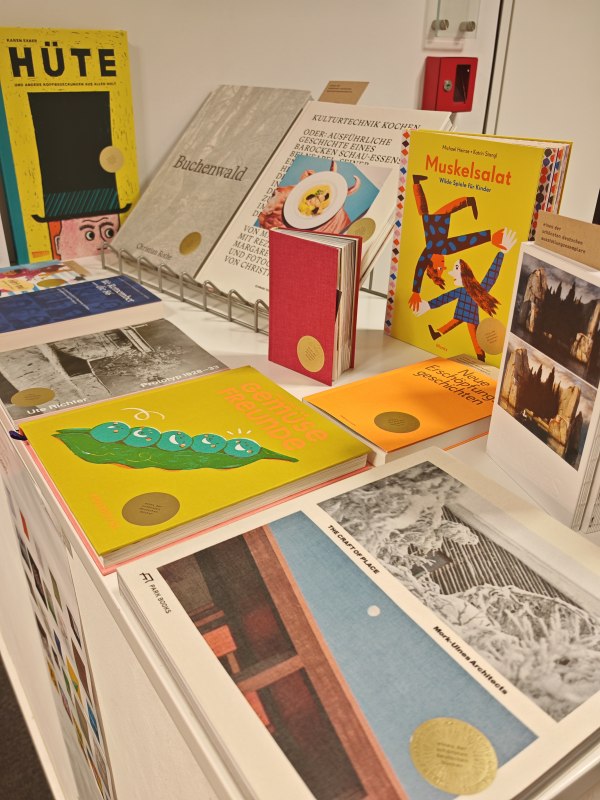 mehrere B&uuml;cher ausgestellt auf einer wei&szlig;en Ablage, &copy; Stadtbibliothek Stralsund