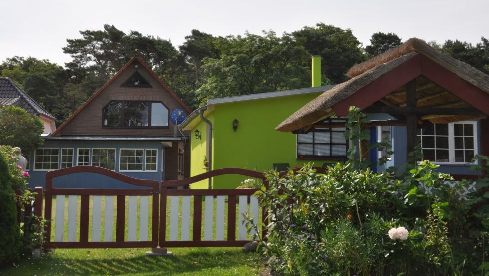 Uitzicht op de vakantiewoningen vanuit de tuin // &copy; B&auml;rbel Ahrens