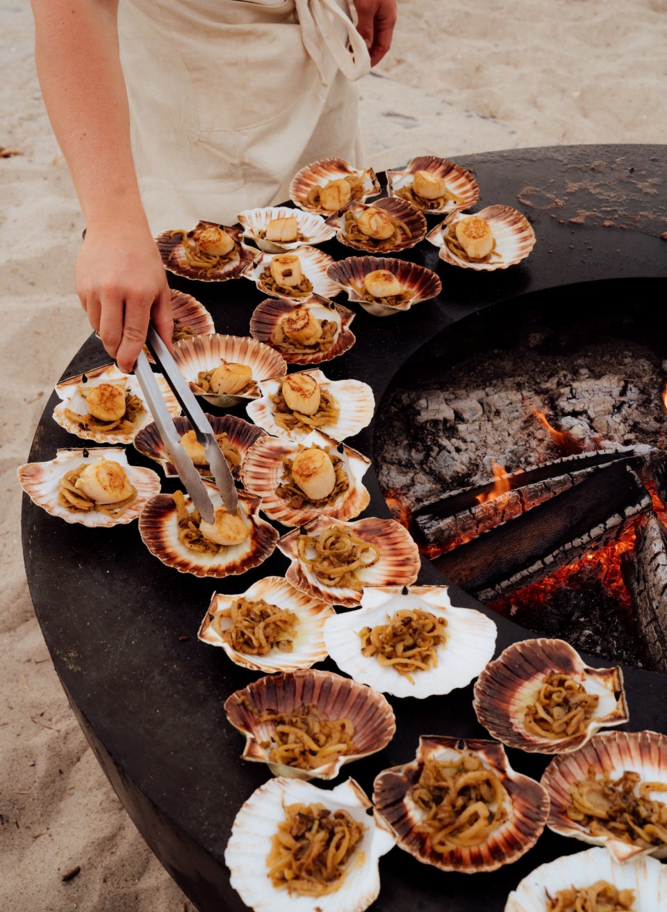 Sauerteigtoast mit aufgeschlagenem Frischkäse und gegrillter Aprikose wird in Thiessow auf Rügen angerichtet. // In Thiessow auf Rügen trifft knuspriger Sauerteig auf aufgeschlagenen Frischkäse und gegrillte Aprikose – leicht, klar, direkt am Meer. // © MV-T/Petermann Sauerteigtoast mit aufgeschlagenem Frischkäse und gegrillter Aprikose wird in Thiessow auf Rügen angerichtet.