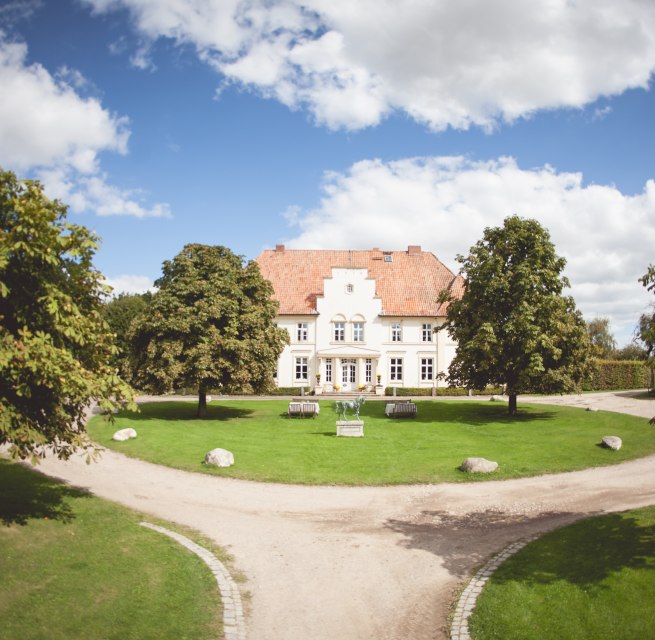 Außenansicht Gut Klein Nienhagen // © Gut Klein Nienhagen / Anne Karsten Außenansicht Gut Klein Nienhagen // © Gut Klein Nienhagen / Anne Karsten