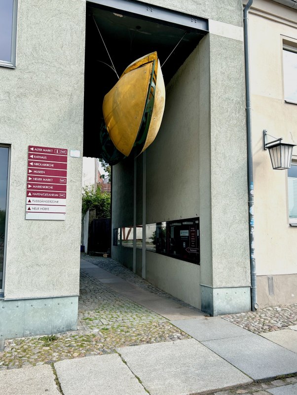 Das Lyrikfenster befindet sich in der Mühlenstraße 41, Stralsund, direkt unterm Wal // © @ankevomsund Das Lyrikfenster befindet sich in der Mühlenstraße 41, Stralsund, direkt unterm Wal // © @ankevomsund