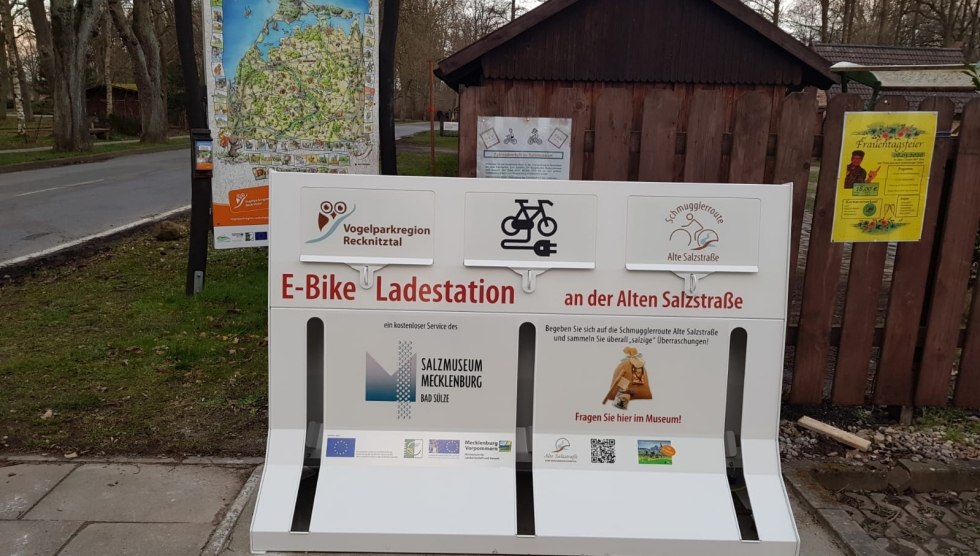 E-Bike-Ladestation am Salzmuseum Mecklenburg in Bad Sülze // © Martin Hagemann E-Bike-Ladestation am Salzmuseum Mecklenburg in Bad Sülze // © Martin Hagemann