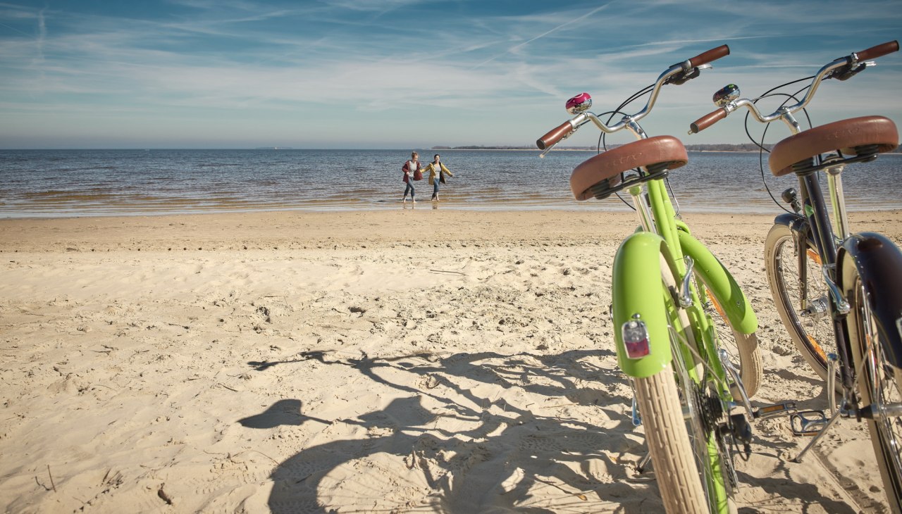 Der Strand Freest bietet einen wunderbaren Blick zur Insel Ruden und Usedom. Ein Fischbrötchen bekommt man am Imbissstand im Fischereihafen., © tvv.Pocha-Burwitz