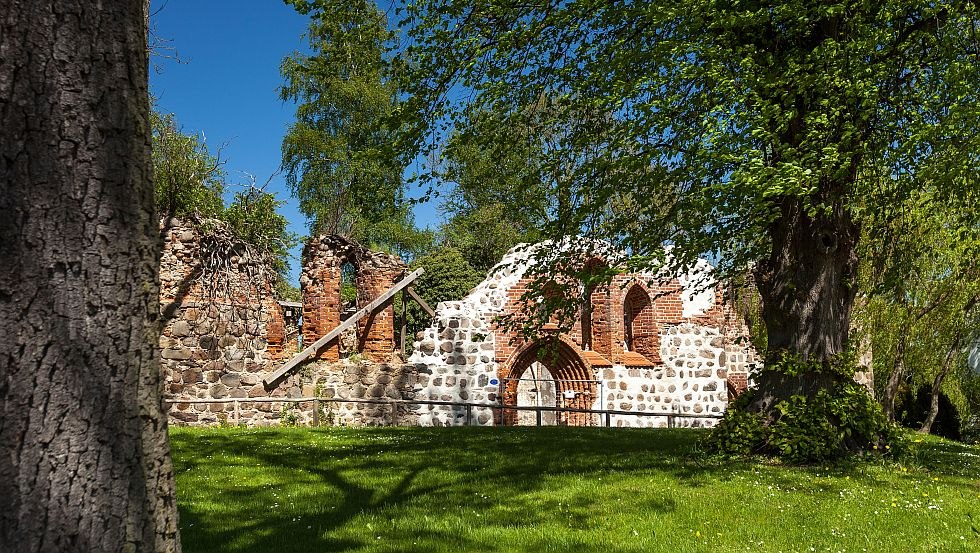 Die Ruine der frühgotischen Kirche in Satow ist steinerer Zeuge einer fast 800-jährigen Geschichte, © VMO/Alexander Rudolph Die Ruine der frühgotischen Kirche in Satow ist steinerer Zeuge einer fast 800-jährigen Geschichte, © VMO/Alexander Rudolph