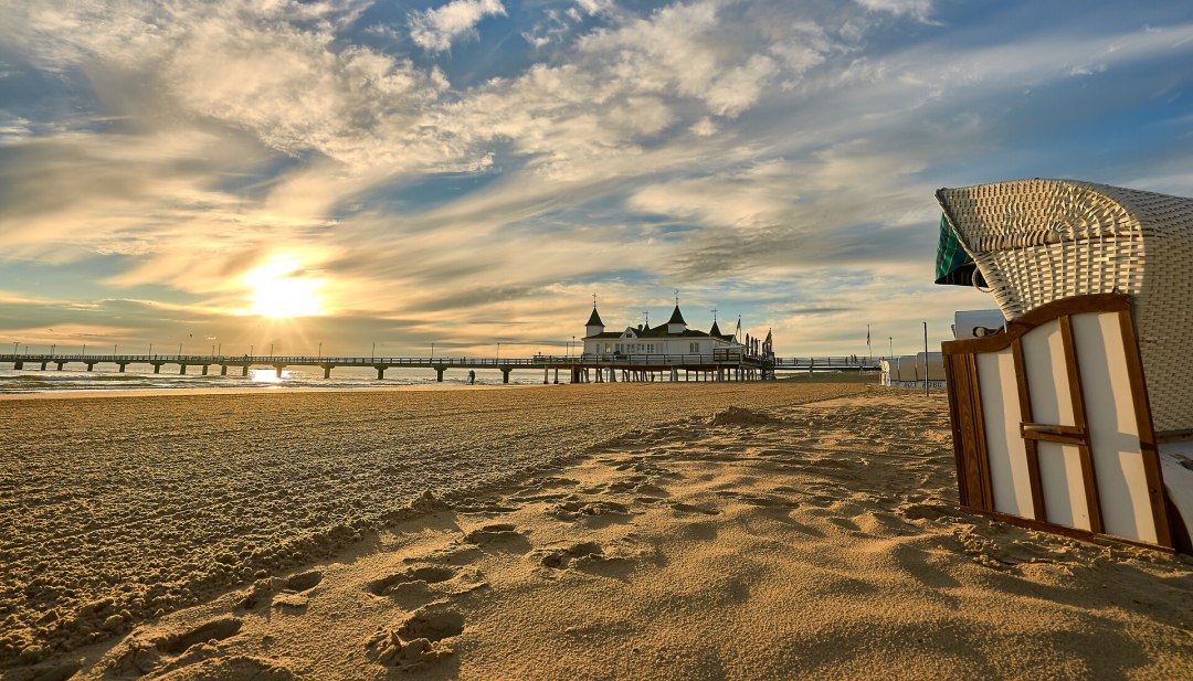 Vom Strandkorb die beeindruckende Seebrücke in Ahlbeck bestaunen. // © MV-T/Pocha.de Vom Strandkorb die beeindruckende Seebrücke in Ahlbeck bestaunen. // © MV-T/Pocha.de