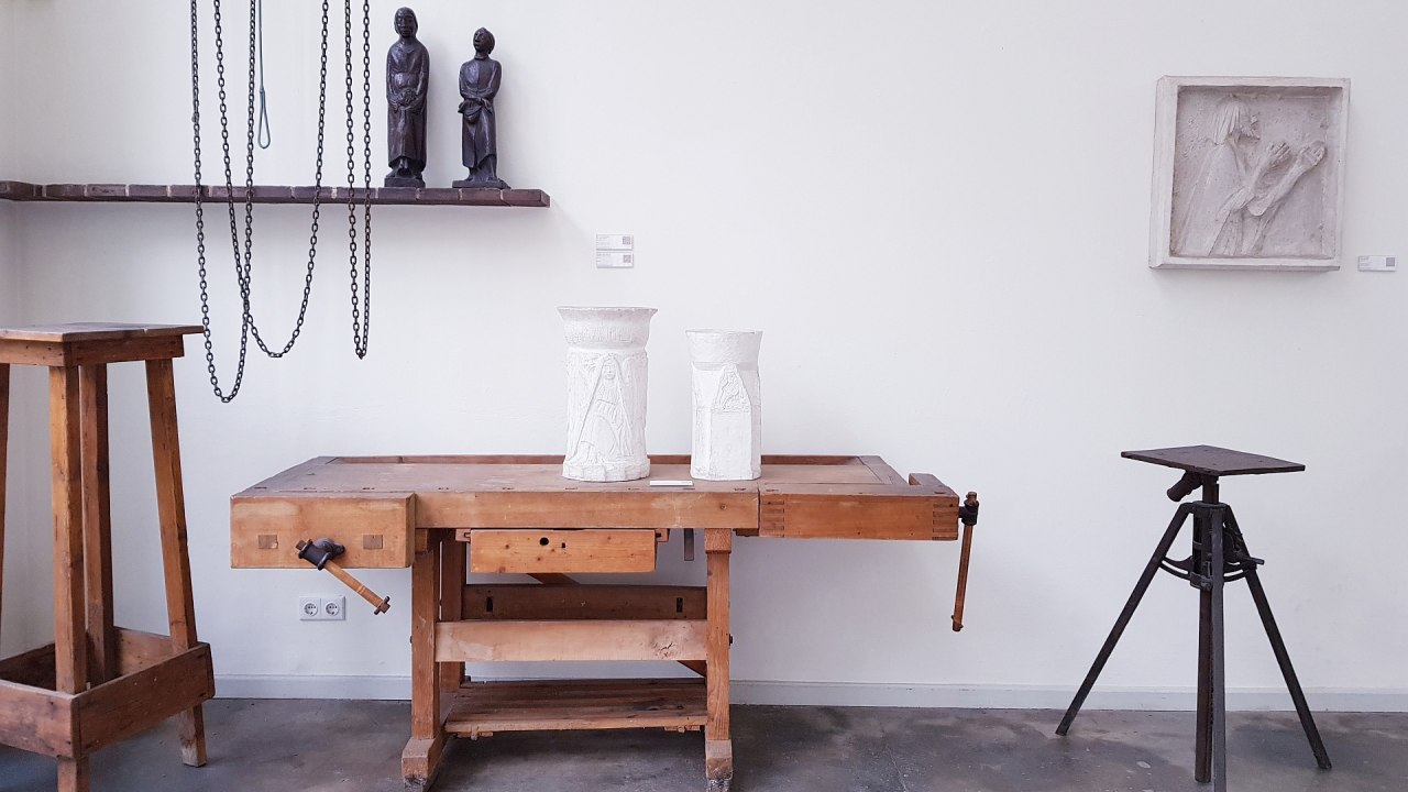 Blick in die Dauerausstellung des Atelierhauses // &copy; Christin Sobeck / Archiv Ernst Barlach Stiftung