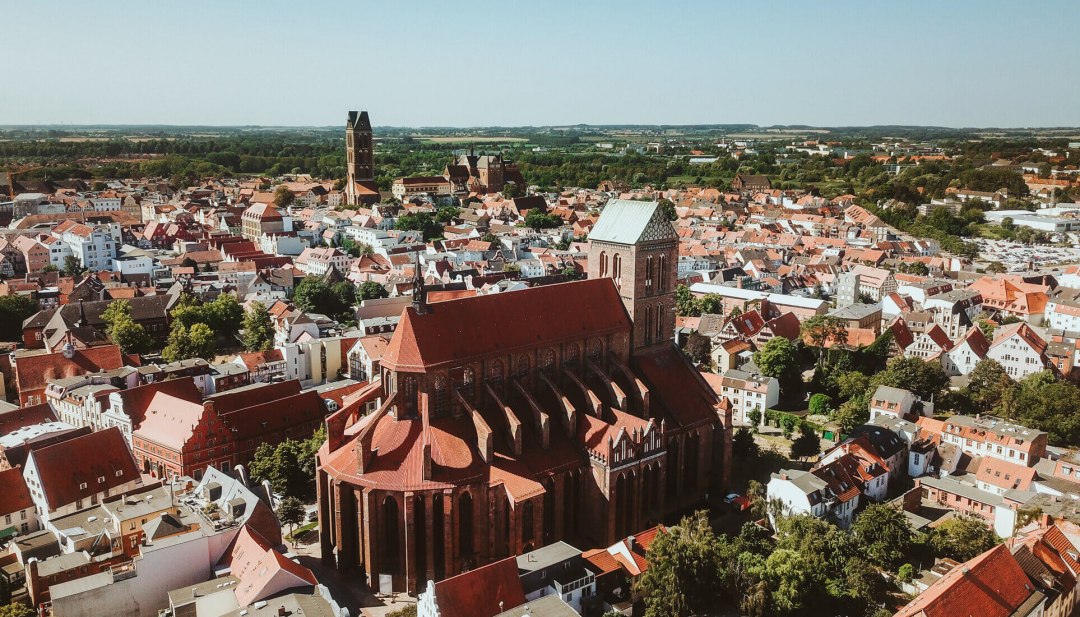 Blick aus der Luft auf die Hansestadt Wismar mit der St.-Nikolai-Kirche., © TMV/Friedrich Blick aus der Luft auf die Hansestadt Wismar mit der St.-Nikolai-Kirche., © TMV/Friedrich