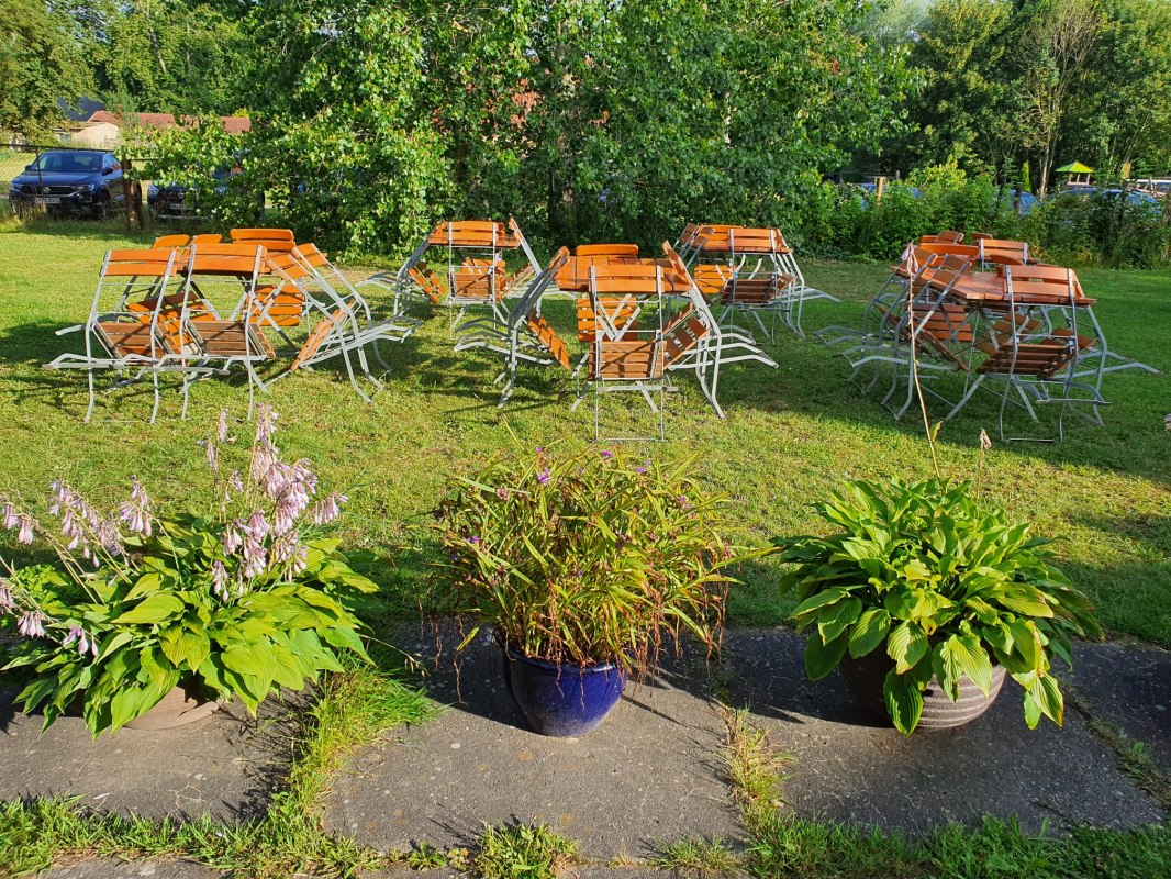 Caf&eacute; in de tuin van het landgoed // &copy; Gudrun Pru&szlig; 2024