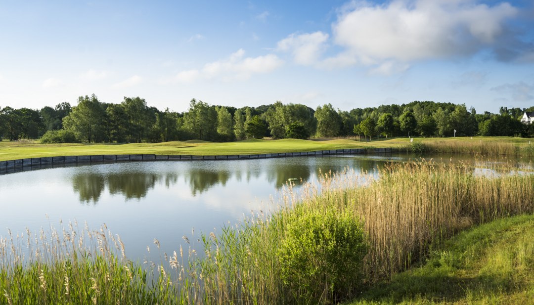 Golfbanen Fleesensee med vand i forgrunden // © Stefan von Stengel Golfbanen Fleesensee med vand i forgrunden