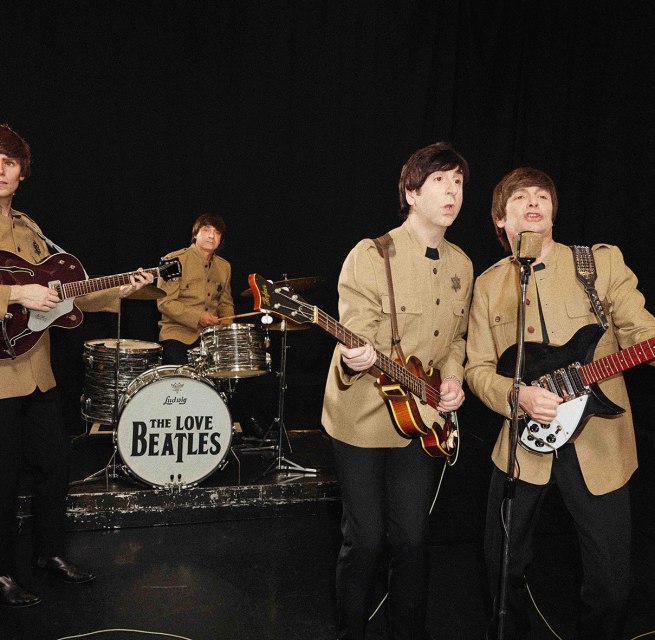 authentische Instrumente, stilechte Kostüme und eine energiegeladene Performance sorgen für ein einzigartiges Live-Erlebnis., © The Love Beatles
