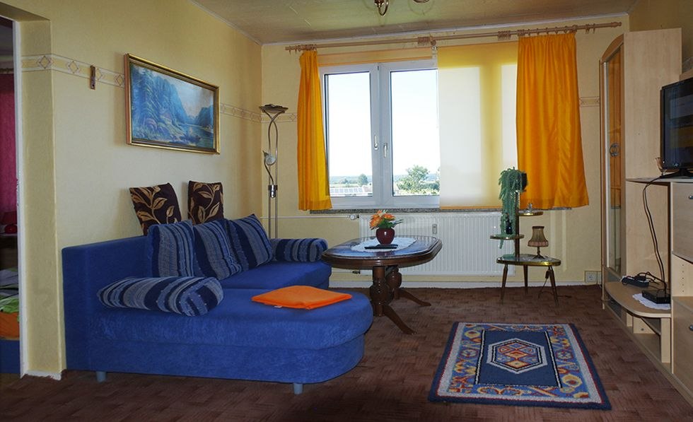 Wohnung HNr. 44: Wohnzimmer mit Schlafcouch / Schlafzimmer mit 3 Einzelbetten / Ausgestattete K&uuml;che und Bad // &copy; Klaus Paul M&uuml;ller