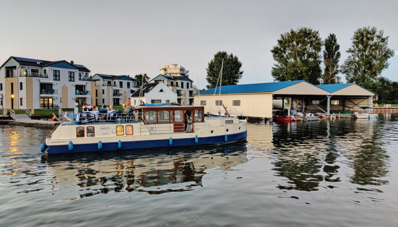 Logenplatz fürs Hafenkino: Vom Balkon der Marina Müritz Apartments kann man das Geschehen im Hafen stets mitverfolgen., © KUHNLE-TOURS Logenplatz fürs Hafenkino: Vom Balkon der Marina Müritz Apartments kann man das Geschehen im Hafen stets mitverfolgen., © KUHNLE-TOURS