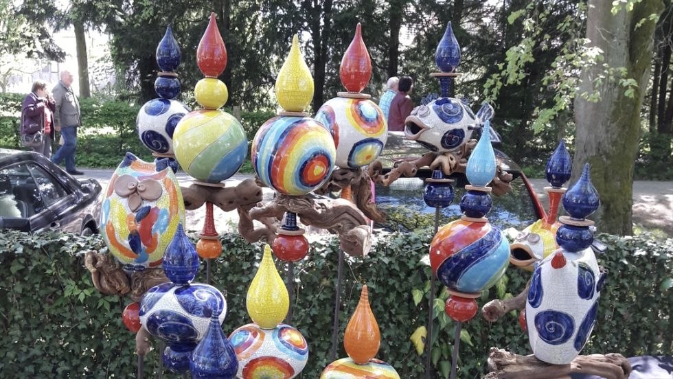 Gartenstelen mit bunt bemalter Craqueleglasur, &copy; Karoline H&ouml;ppner