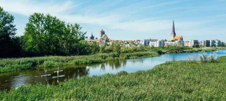 Stadt und Natur auf einem Blick an der Warnow in Rostock. // © MV-T/Gänsicke Stadt und Natur auf einem Blick an der Warnow in Rostock. // © MV-T/Gänsicke